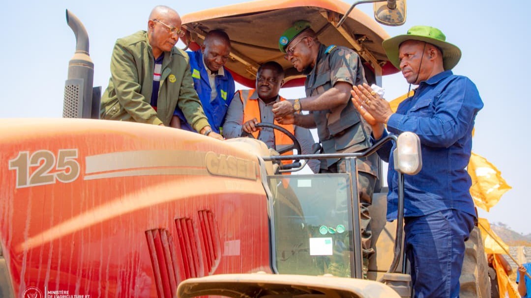 RDC : Campagne agricole 2025-2026_S.E. Muhindo Nzangi remet un lot de tracteurs aux agriculteurs du Grand Katanga