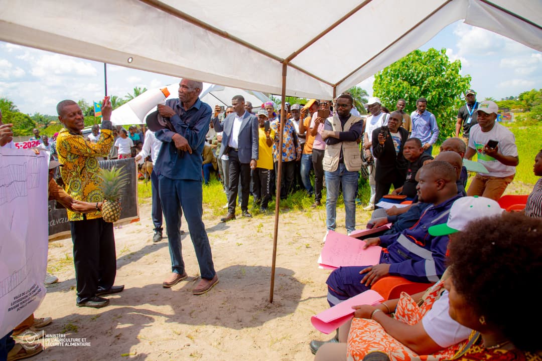 Kinshasa -Agriculture : S.E Muhindo Nzangi a échangé avec les agriculteurs de Dingi-Dingi et Daipn sur leurs difficultés